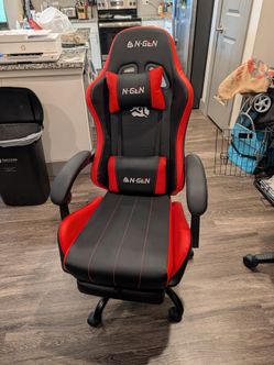 Reclining gaming/office chair with footrest