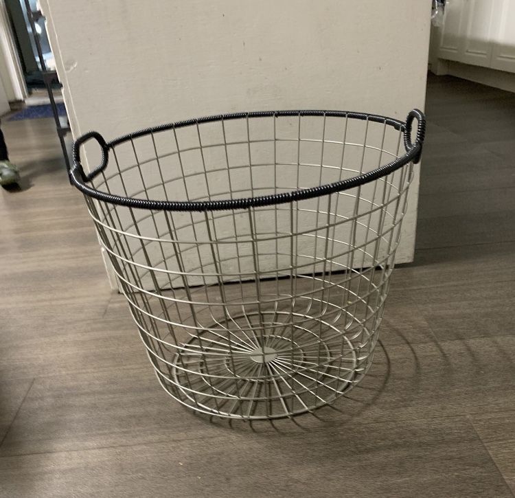Wire laundry Basket