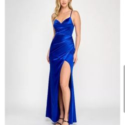 Royal Blue satin maxi dress with adjustable straps and a flattering fit.

Size 5 / Bridesmaids/prom/wedding/party dress