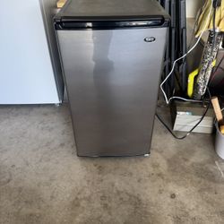 Mini Fridge Keeps Cold Made By Sanyo $60
