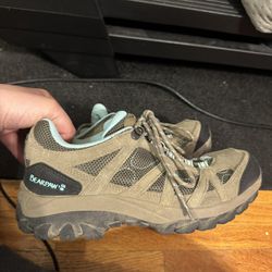 Women’s Bear paw Hiking Sneakers Size 8.5