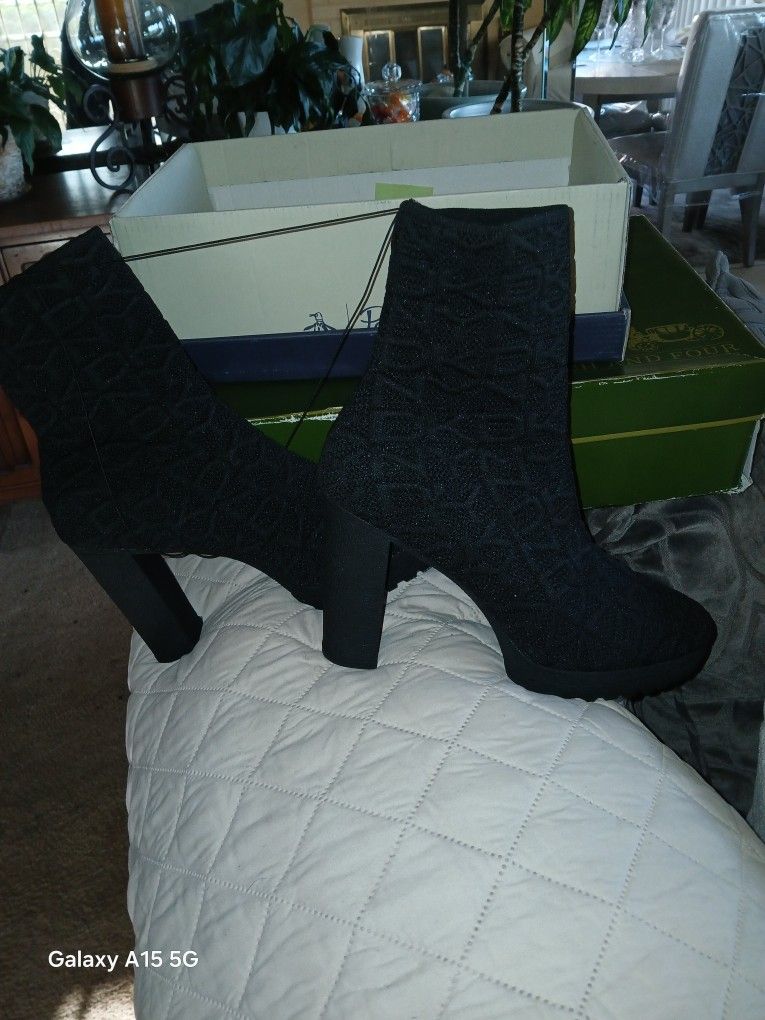 DKNY Stylish Boots
