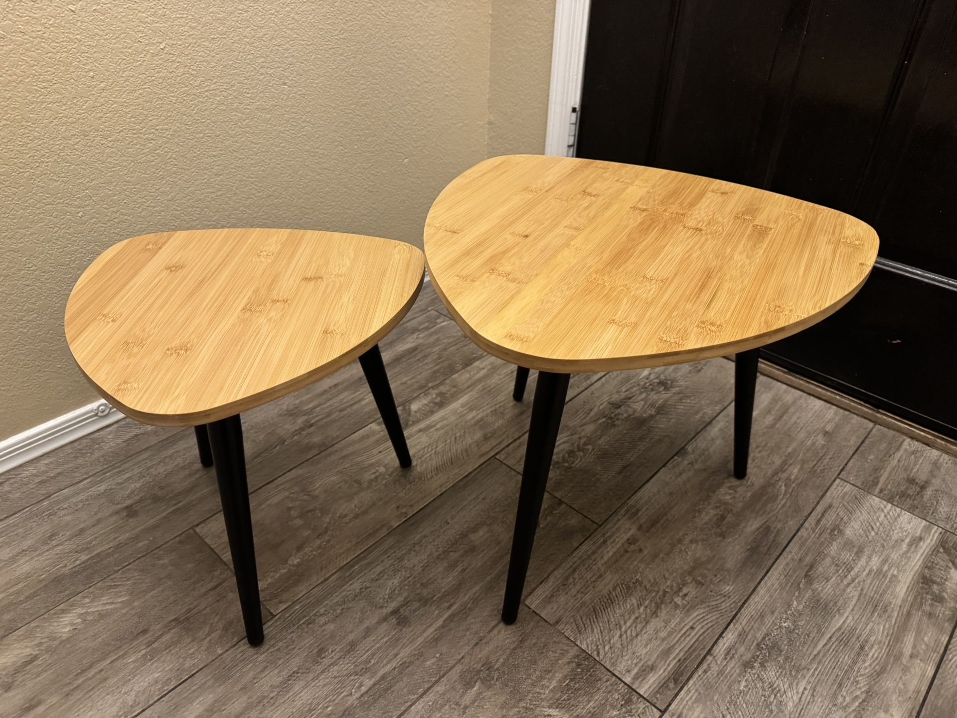 Ibyx Triangle Nesting Coffee Table - Set of 2 End Tables with Non-Slip Pad - Stylish & Modern Side Tables for Living Room, Bedroom or Balcony (Natural