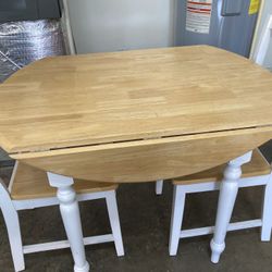 Table w/ 2 Chairs