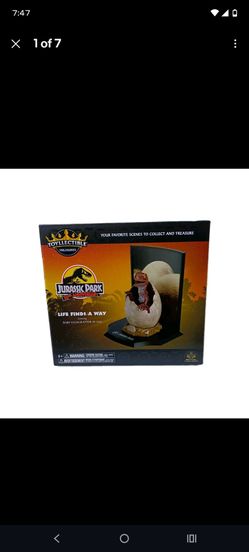 Jurassic Park  Noble Collection Toyllectible Treasure Baby Velociraptor Dino Egg