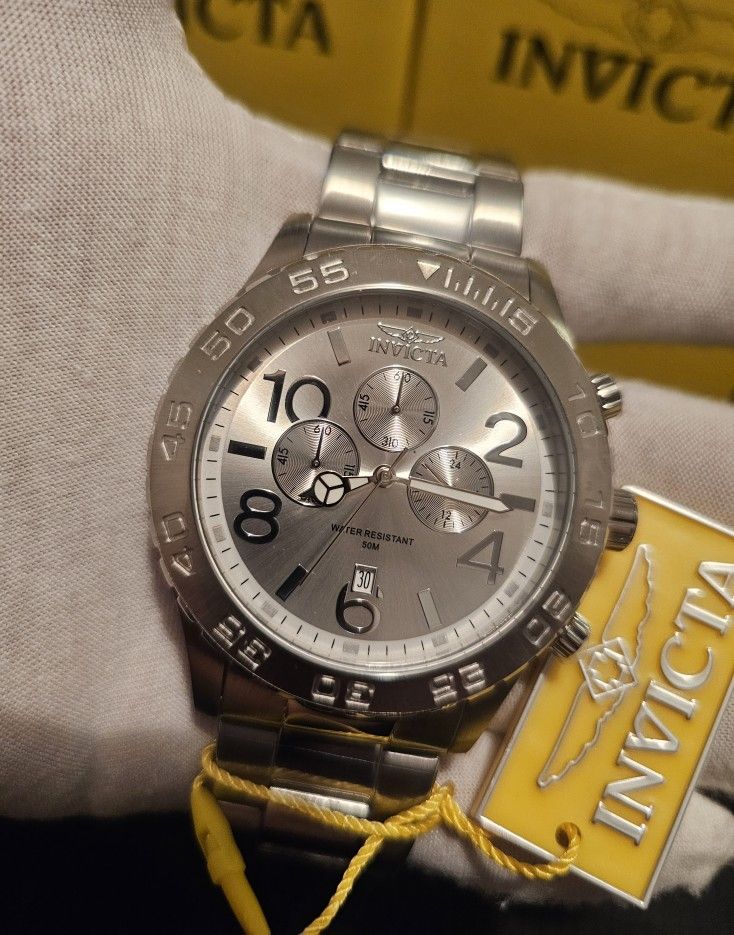 MEN'S BRAND NEW BIG FACE LUXURY ALL SILVER TONE 100% AUTHENTIC INVICTA CHRONOGRAPH WATCH.