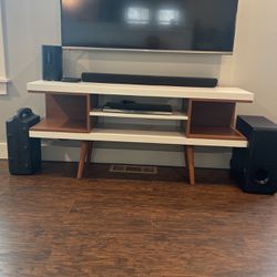 Entertainment/ TV Stand
