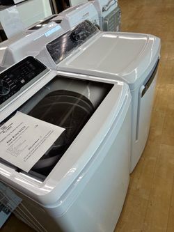 $1233 Frigidaire Top Load Washer and Gas Dryer Set