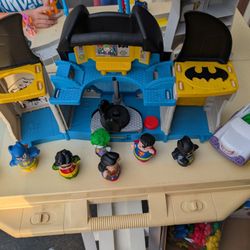 Little People DC World, Bat cave And Figures