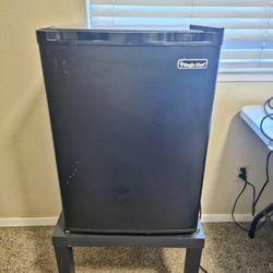 Mini Fridge MAGIC CHEF 