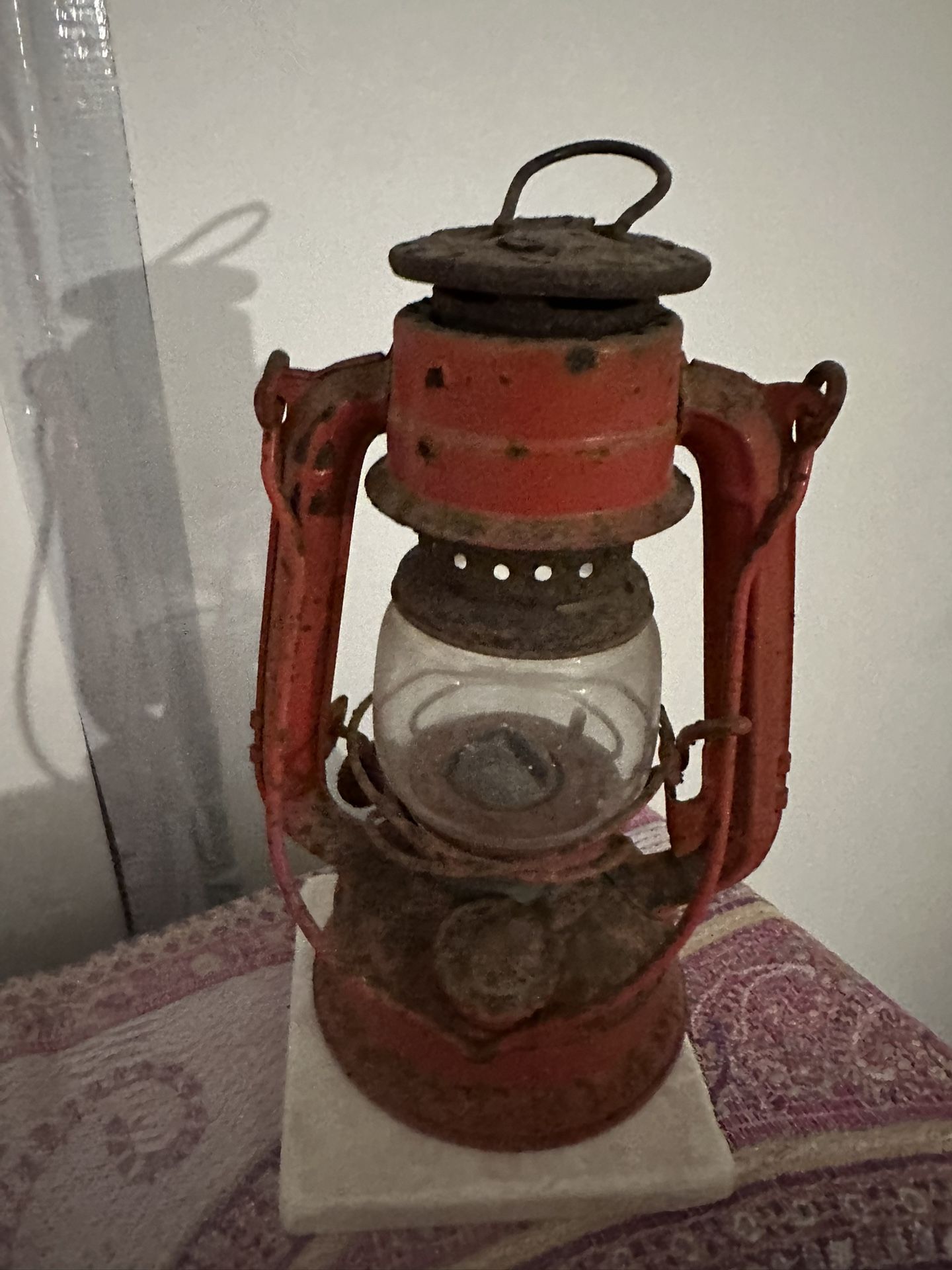 Antique Red Kerosene Lantern – Rustic Farmhouse / Primitive Décor
