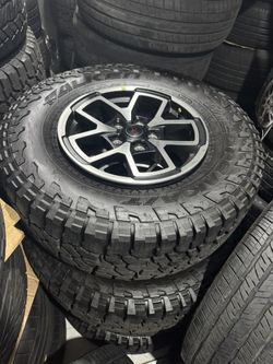 Jeep wrangler Rubicon / Gladiator Set Of Original Wheels With Tires 17”