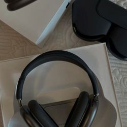 Apple AirPod Maxes