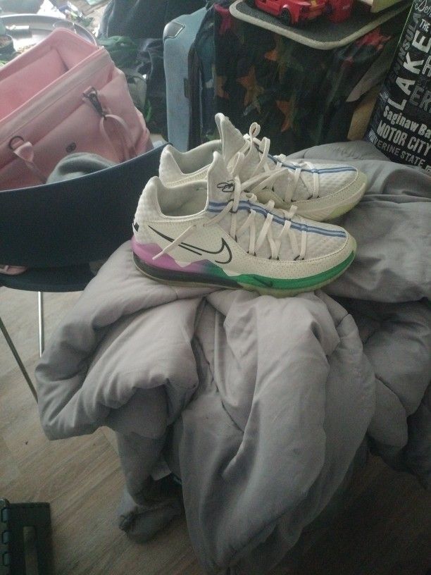 Rare LeBron 7 Low ( Glow In The Dark) Sz11