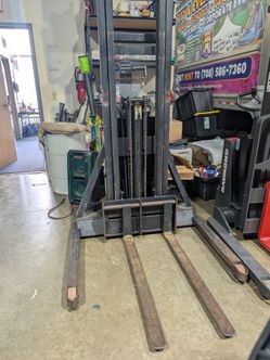 2002 Crown Walkie Stacker