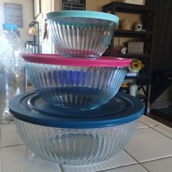 3 Pyrex Glass Bowls With Lids $20