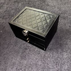 Black jewelry organizer 