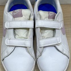Girls Nike Court Royale Velcro sneakers