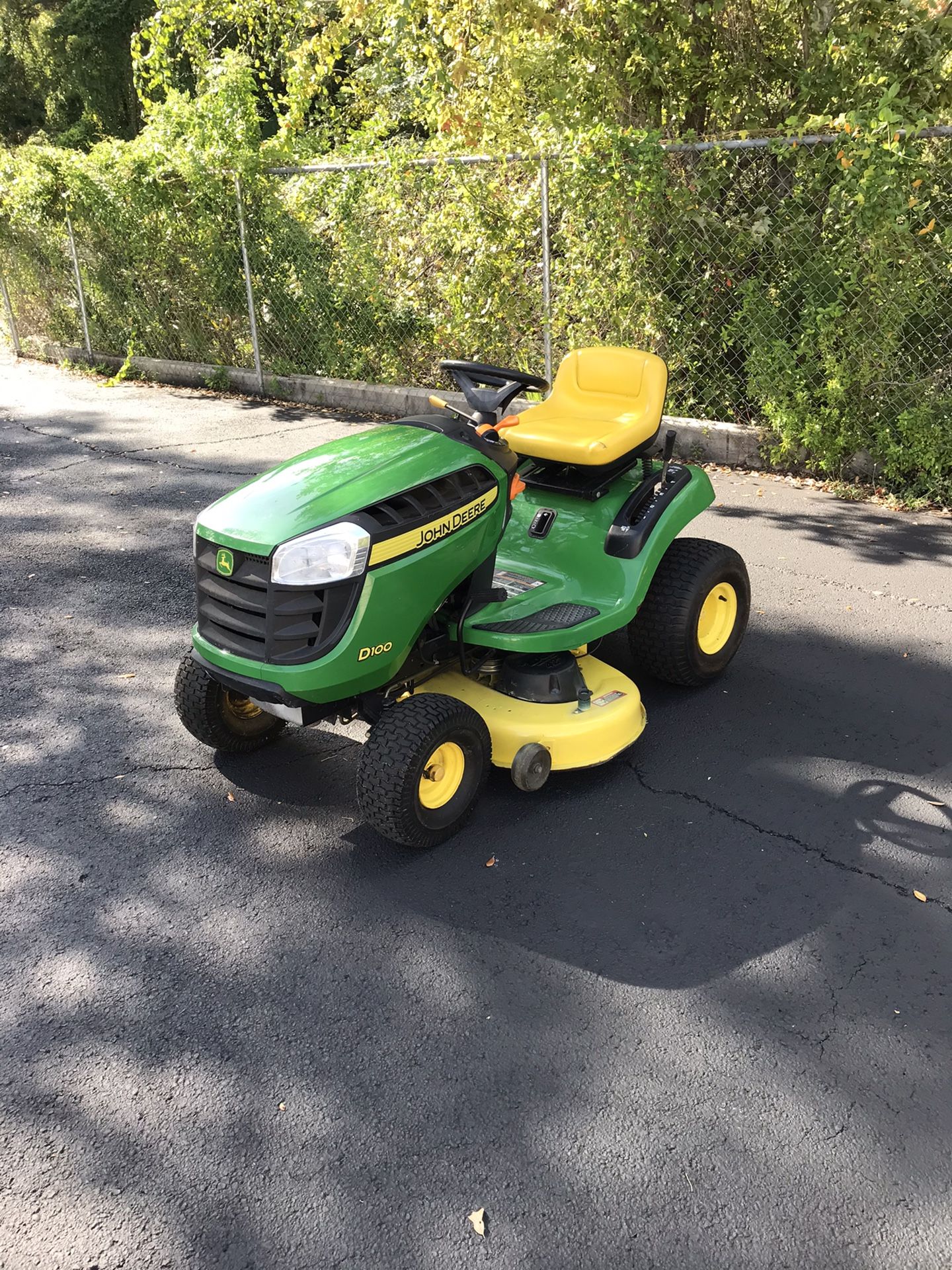 JOHN DEERE D100 TRACTOR 42 INCH RIDING LAWN MOWER