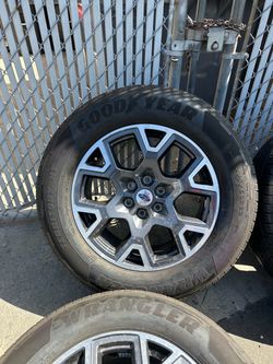OEM Ford Wheels and tires ready to install 275/60R20 !!