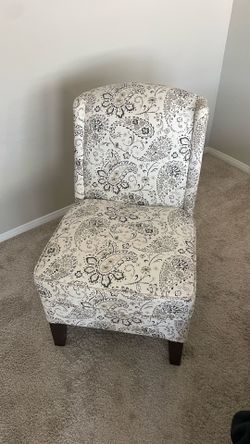 🪑 Elegant Paisley Accent Chair – Clean, Comfortable & Sturdy