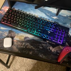 Keyboard Barely Used Im Selling This For Only 40