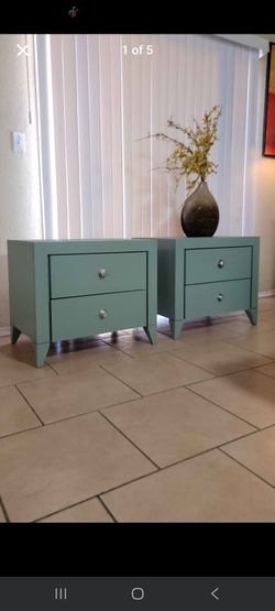 2 BEAUTIFUL NIGHSTANDS FOR SALE! SOLID WOOD, IN GREAT CONDITION!