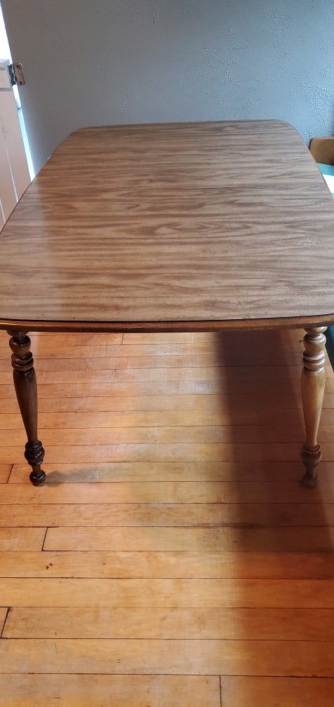 dining room table with 4 chairs and 2 leafs   heavy duty very sturdy