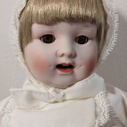 Vintage 1984 Avon Gallery Shelbourne PM Grete Porcelain Doll