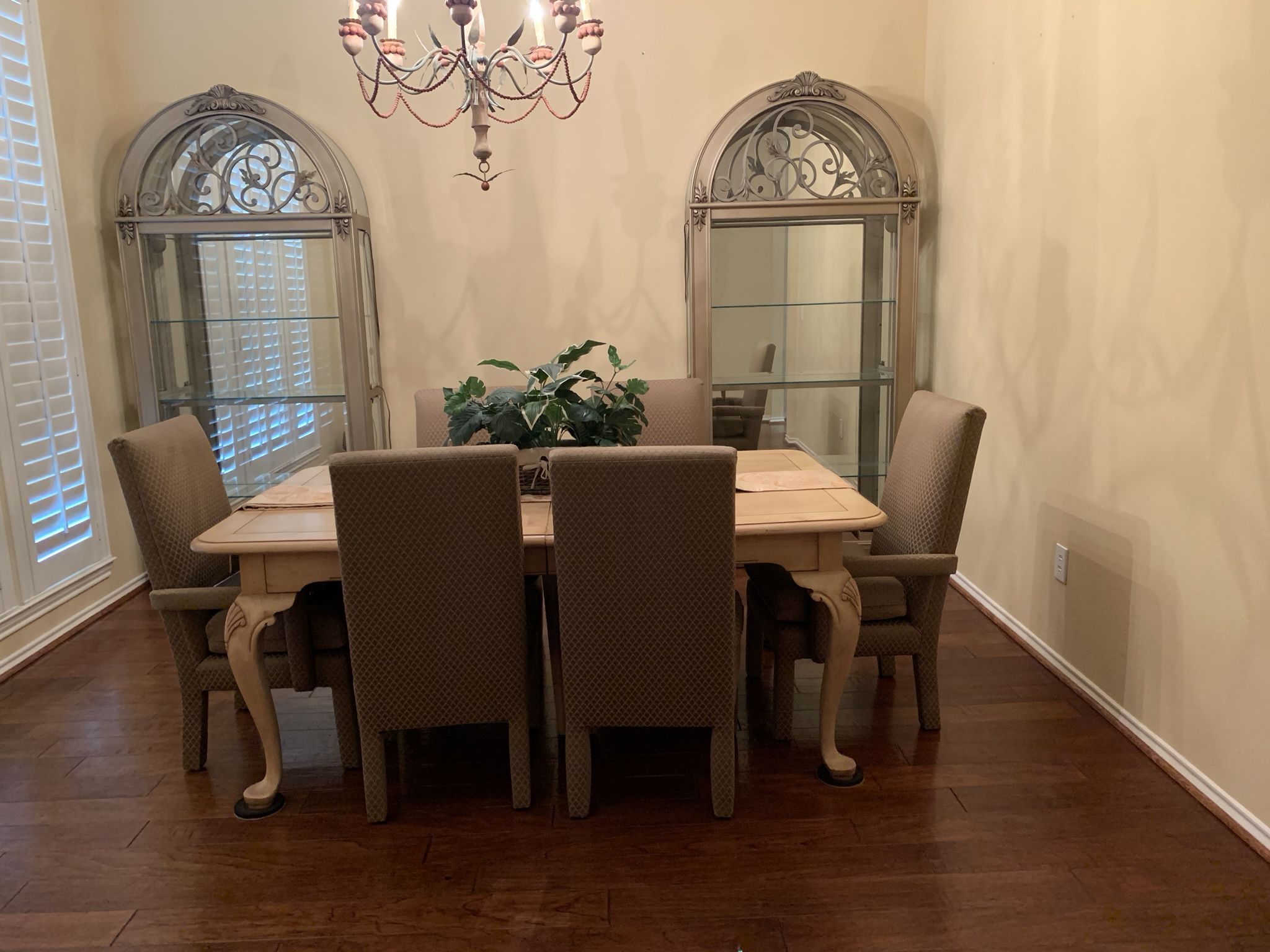 Dining Room Set With 2 Curios