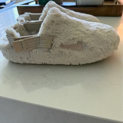 BRAND NEW NIKE CALM FURRY CLOGS SZ8