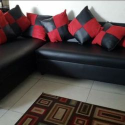 Black and Red Sectional with 7 pillows included