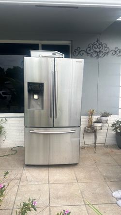 SAMSUNG 25.6 cubic-foot, 36-inch wide French door refrigerator in stainless steel
