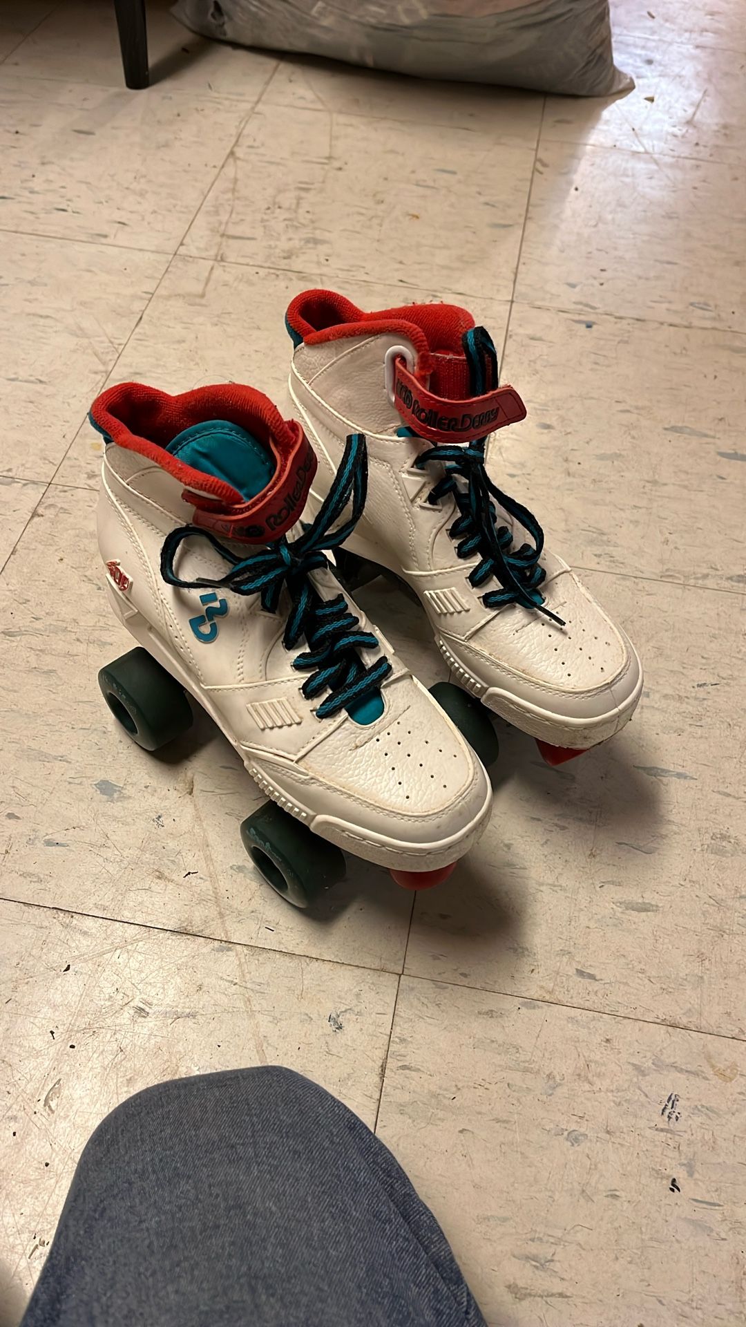 Roller derby kids roller skates