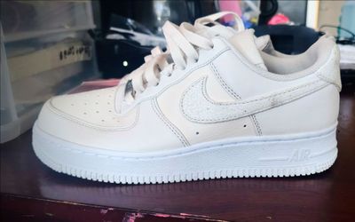 NIKE AIR FORCE 1 SIZE 7