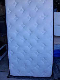 Twin pillowtop 13-inch thick mattress open box like new mint cond