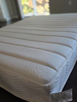 New Zinus SPA sensation - White Foam Mattress with Quilted Cover