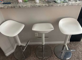 Set of 3 tall bar stools