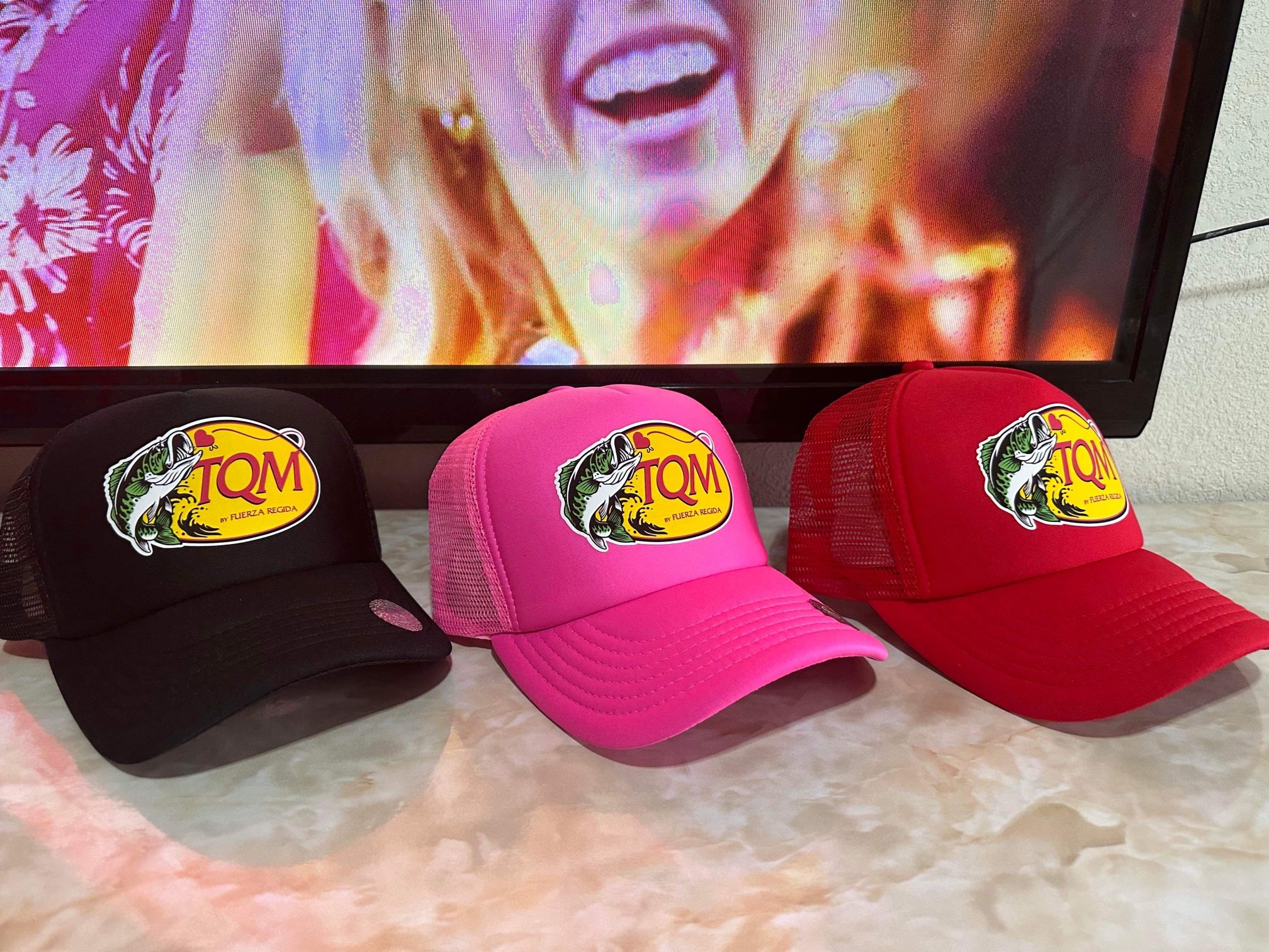 Gorra Fuerza Regida TQM Color Negra Rosada Roja