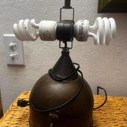 LÁMPARA MUY ANTIGUA DE METAL