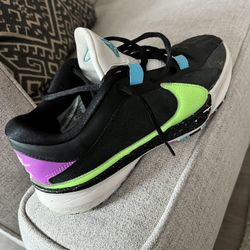 Nike Giannis Basketball Shoes Size 8