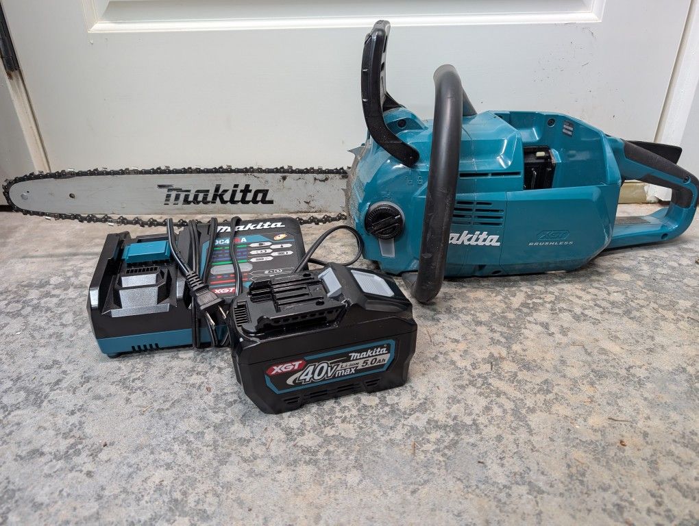 Makita 18" Chainsaw with XGT 40V 5.0AH Battery and Charger