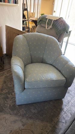 Ethan Allen Swivel   Free