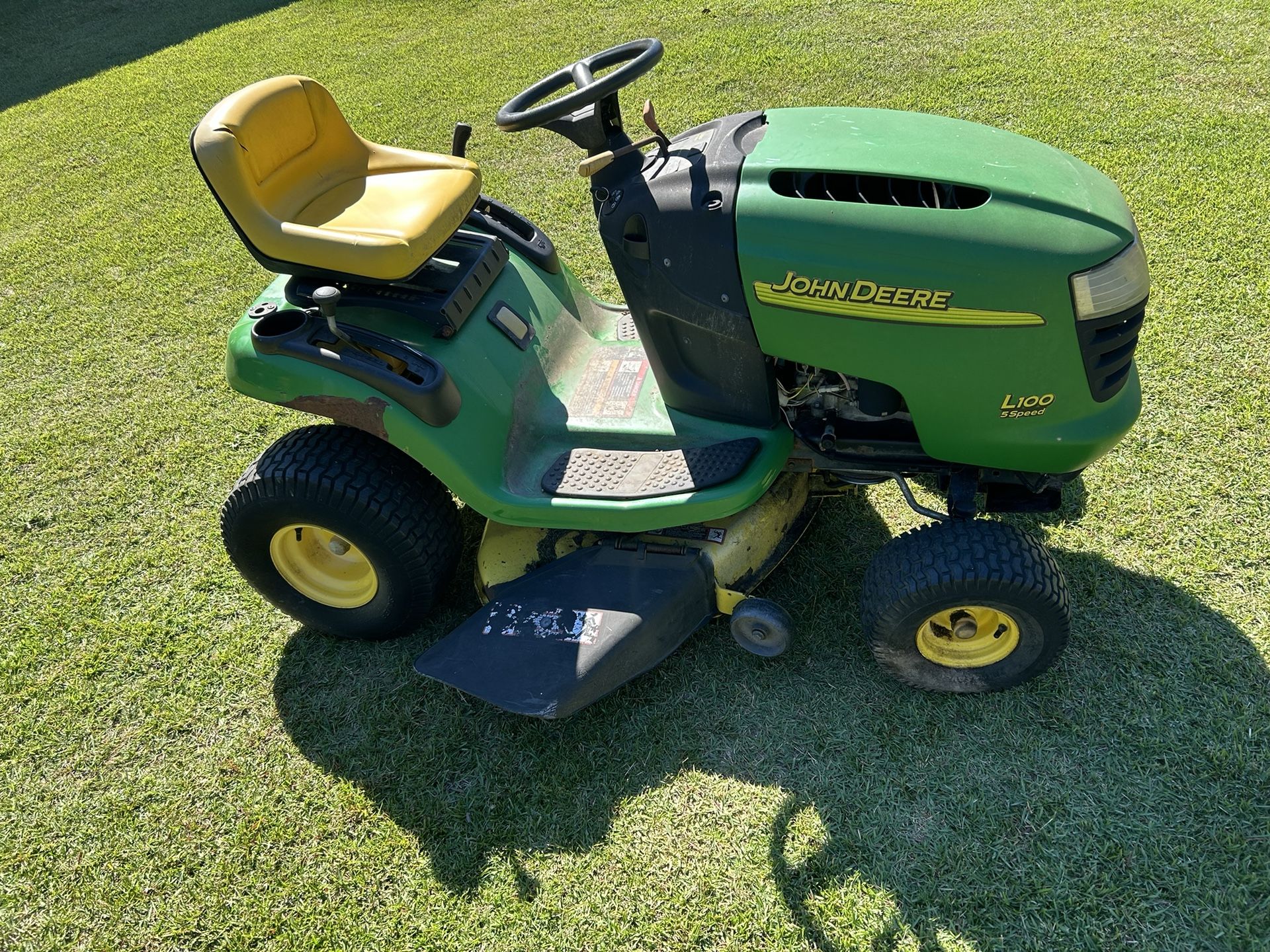 Cheap and affordable John Deere riding lawnmower 42 inch cut 17 hp for