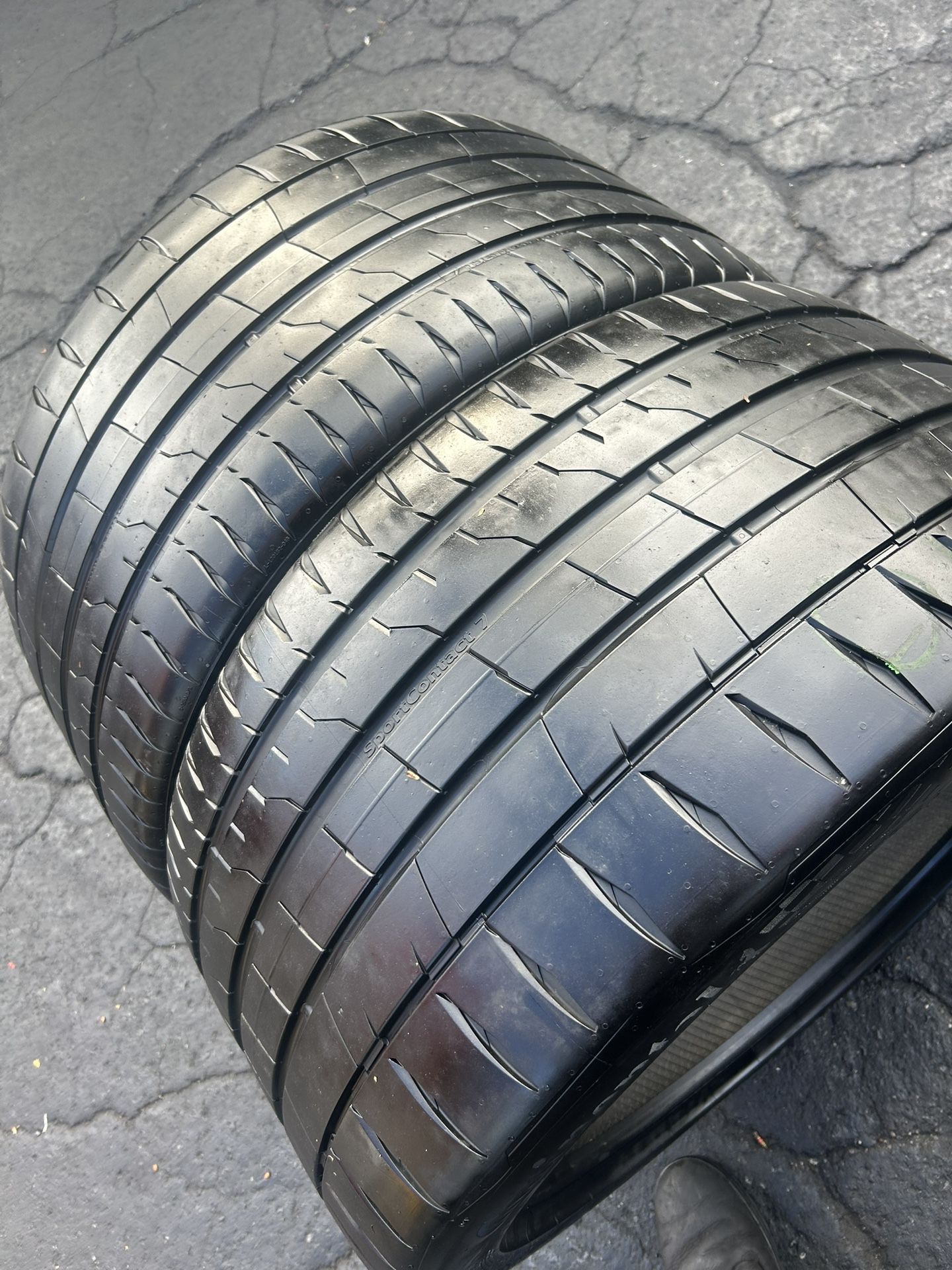 Tengo un par de llantas seminuebas marca continental 315 35 ZR22 instalación y balanceó por el mismo precio 
