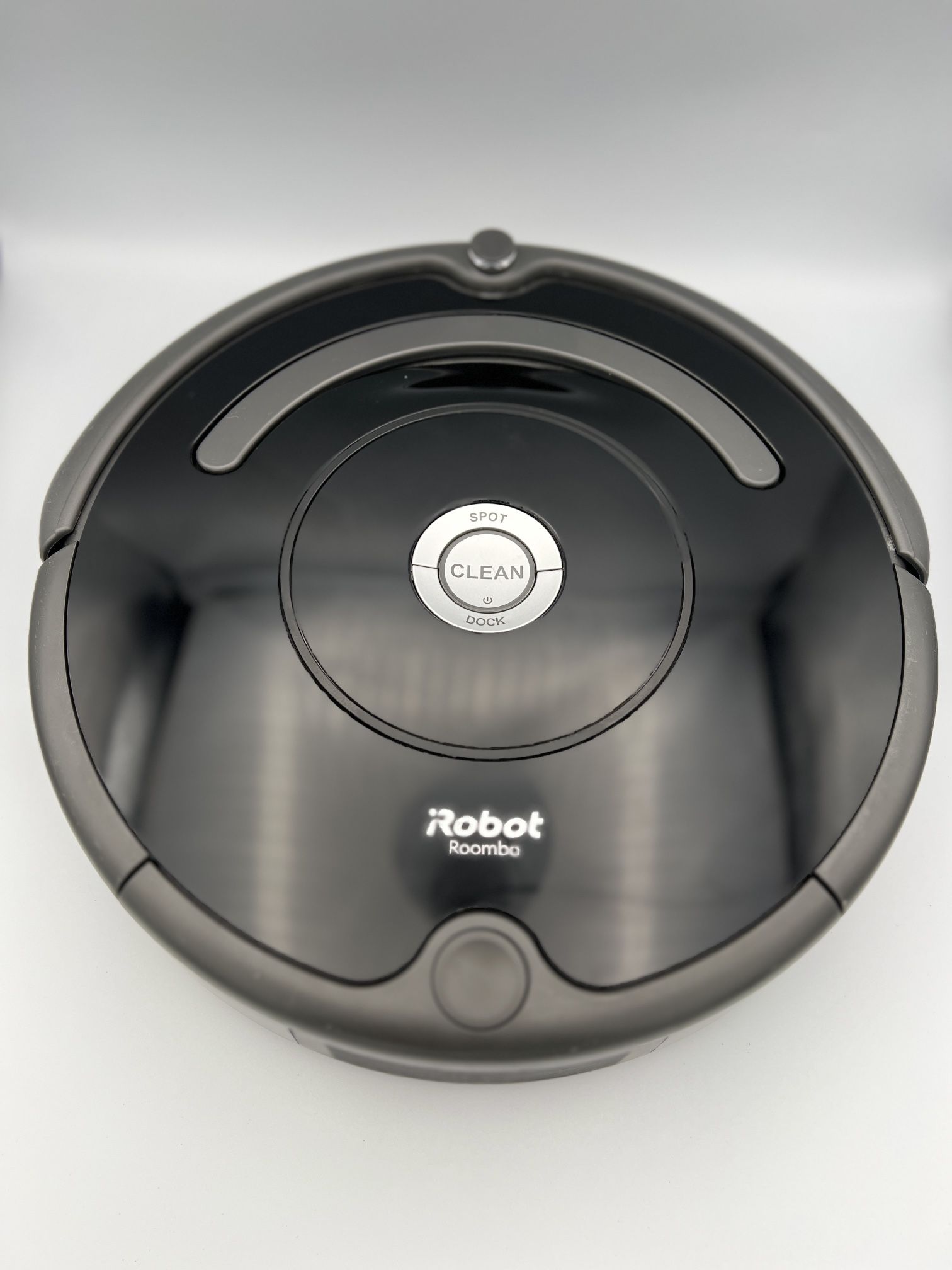 iRobot Roomba 679 Robot Vacuum  Lightly Used W/ Extra Parts Works ( No Battery)