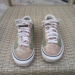 VANS GIRL TENNIS SHOES.