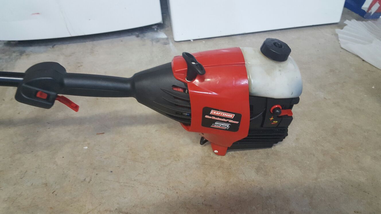 Craftsman 32cc Weed Wacker trimmer with attachments for Sale in Auburn