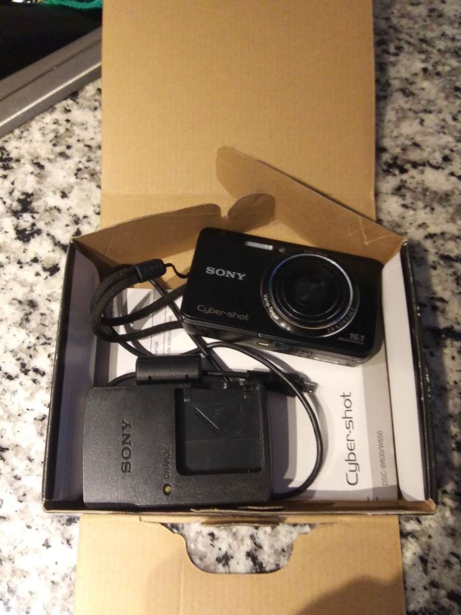 Sony digital camera new in a box askin 60 no less