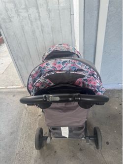 Stroller with its car seats baby trend
